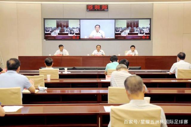 今秋推荐的时尚穿搭：九分裤与短靴的完美组合